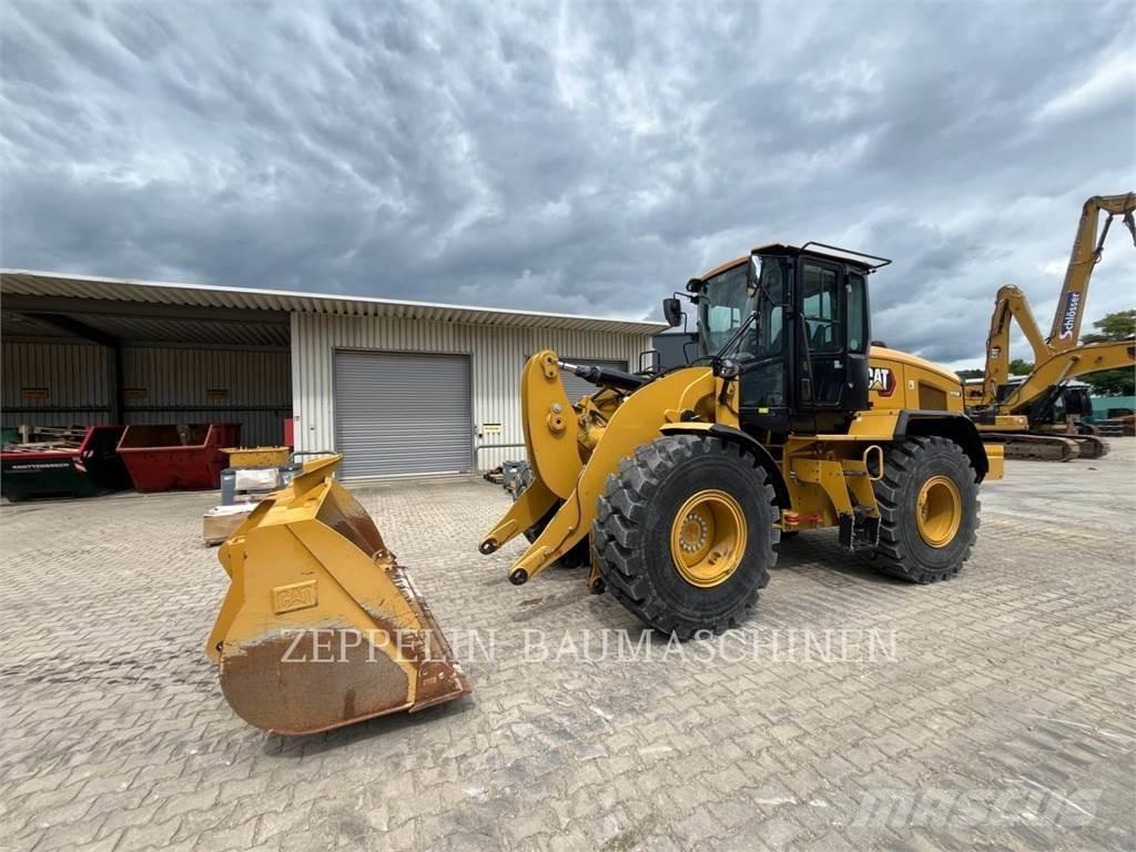 CAT 926M Pale gommate
