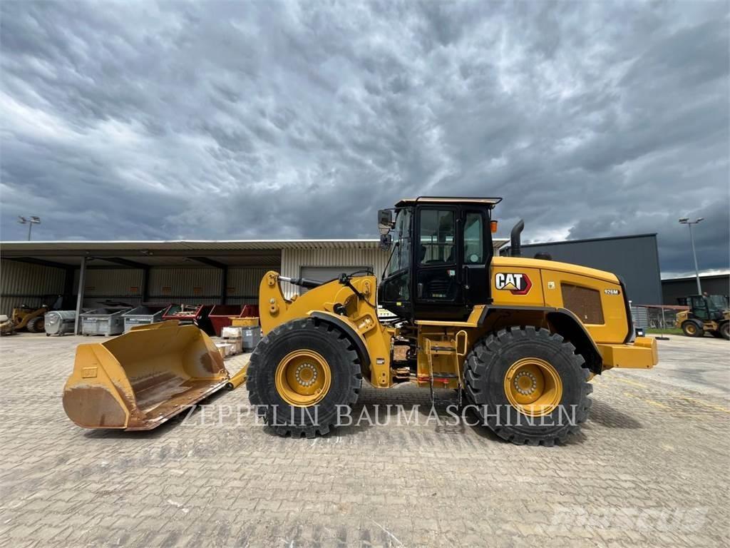 CAT 926M Pale gommate