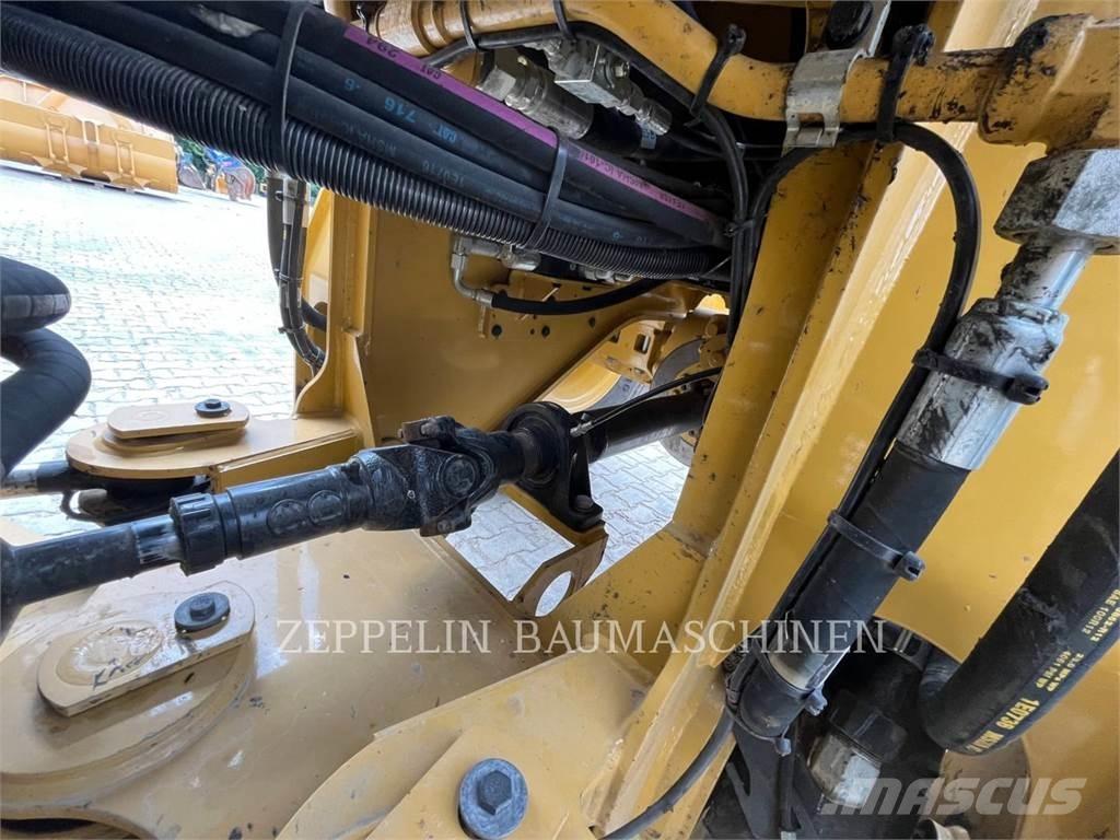 CAT 926M Pale gommate