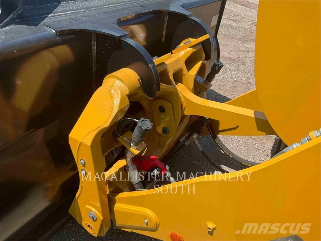 CAT 926M Pale gommate