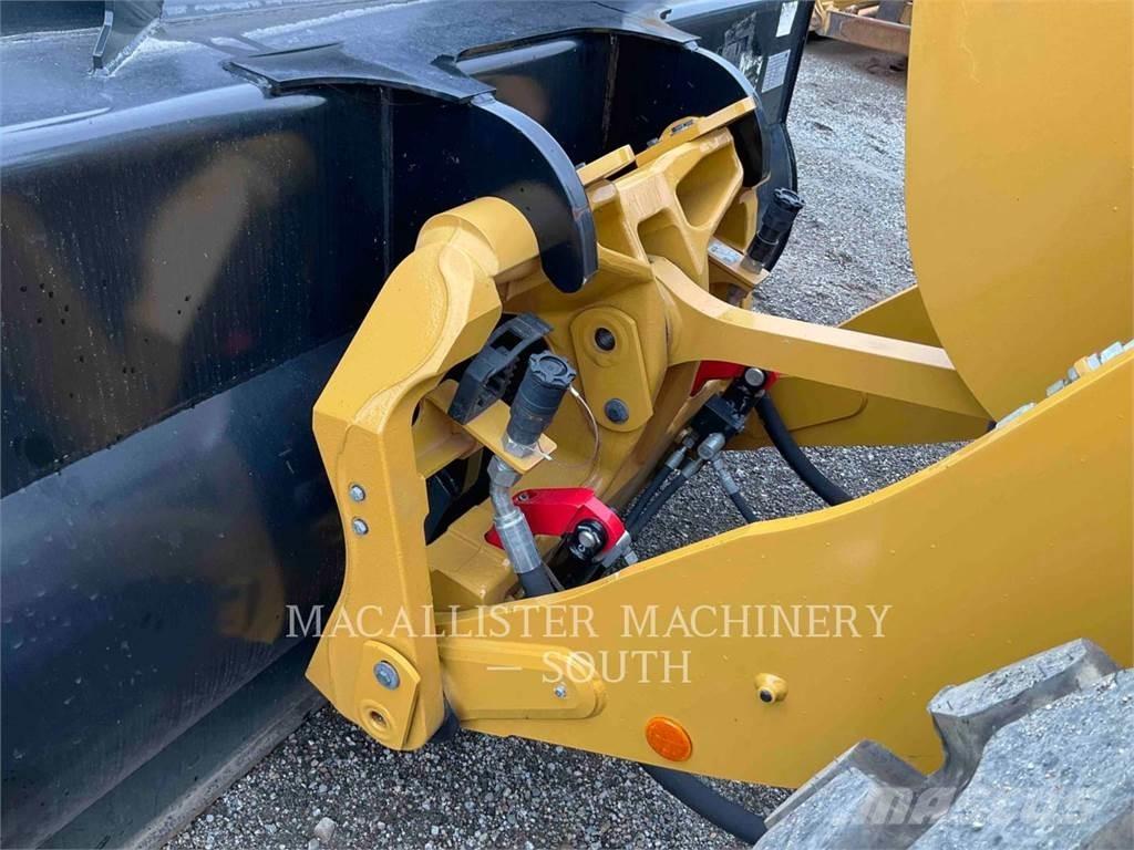 CAT 926M Pale gommate