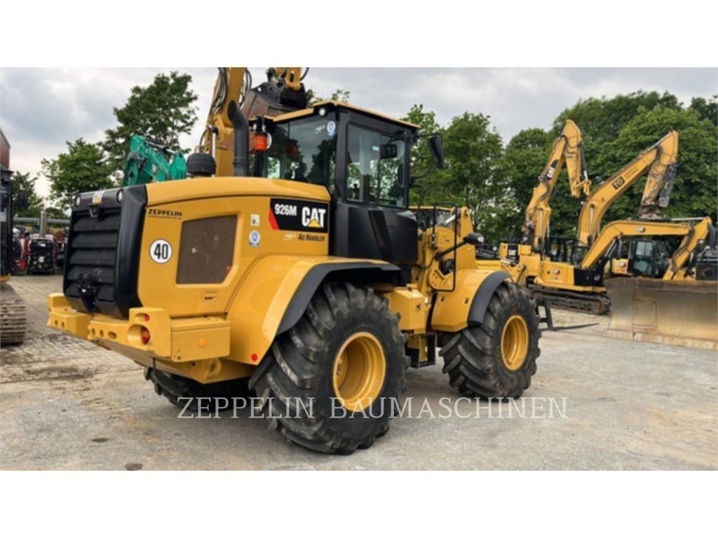 CAT 926M Pale gommate