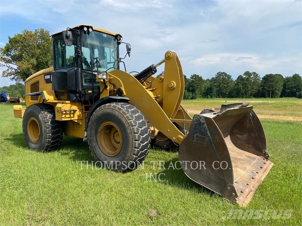 CAT 926M Pale gommate