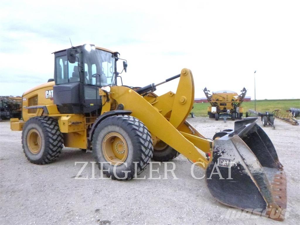 CAT 926M Pale gommate