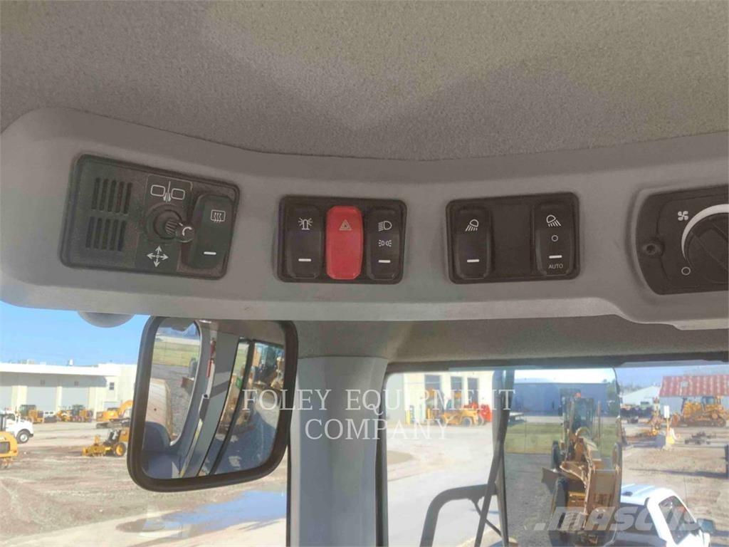 CAT 926M Pale gommate
