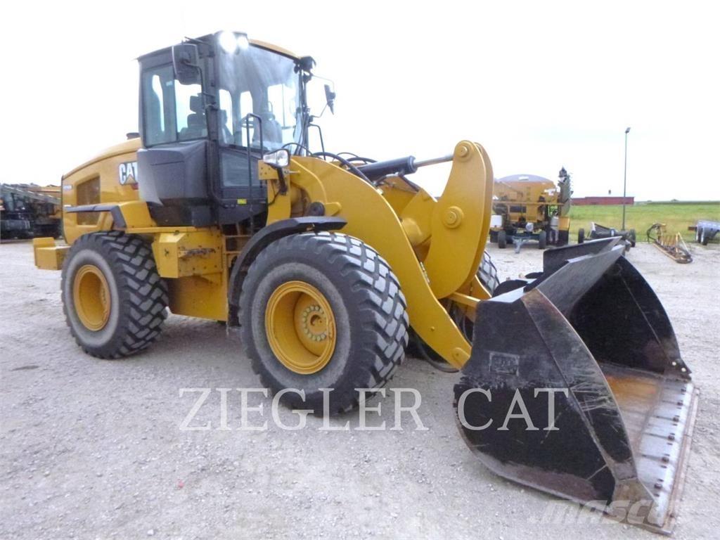 CAT 926M Pale gommate