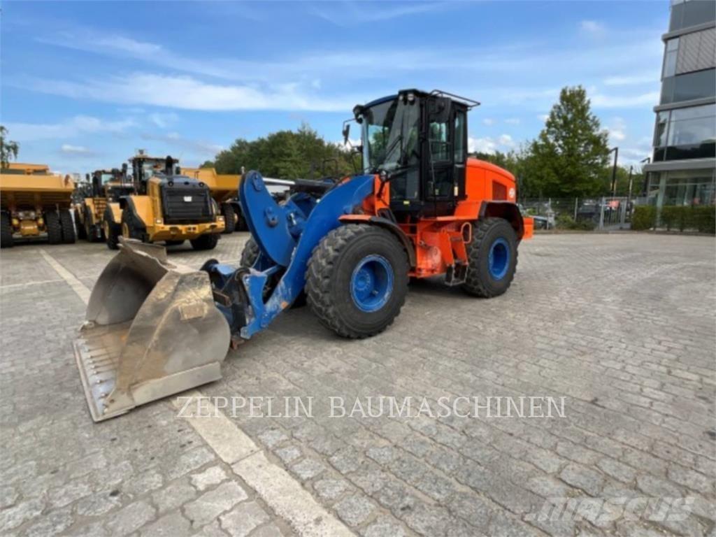 CAT 926M Pale gommate