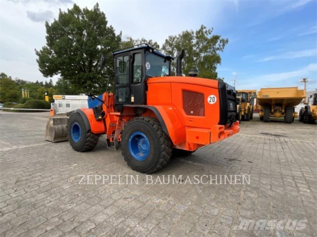 CAT 926M Pale gommate