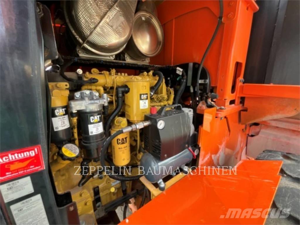 CAT 926M Pale gommate