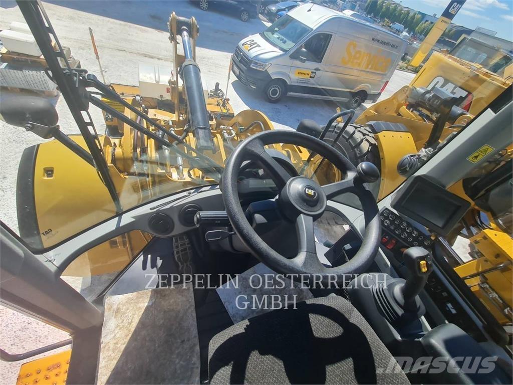 CAT 926M Pale gommate