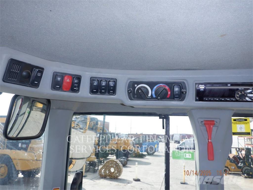 CAT 926M Pale gommate