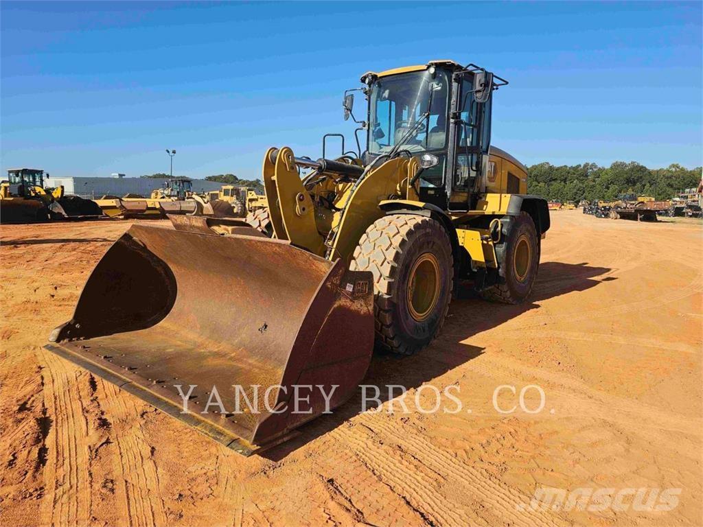 CAT 926M Pale gommate