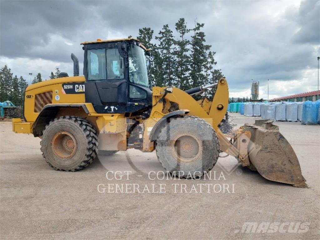 CAT 926M Pale gommate