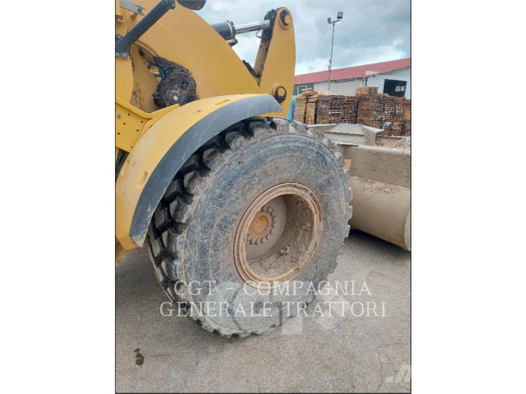 CAT 926M Pale gommate