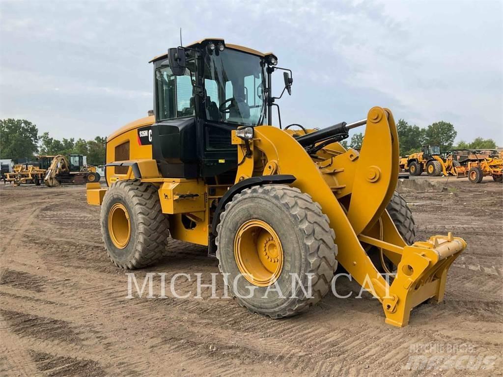 CAT 926M 3RQ Pale gommate