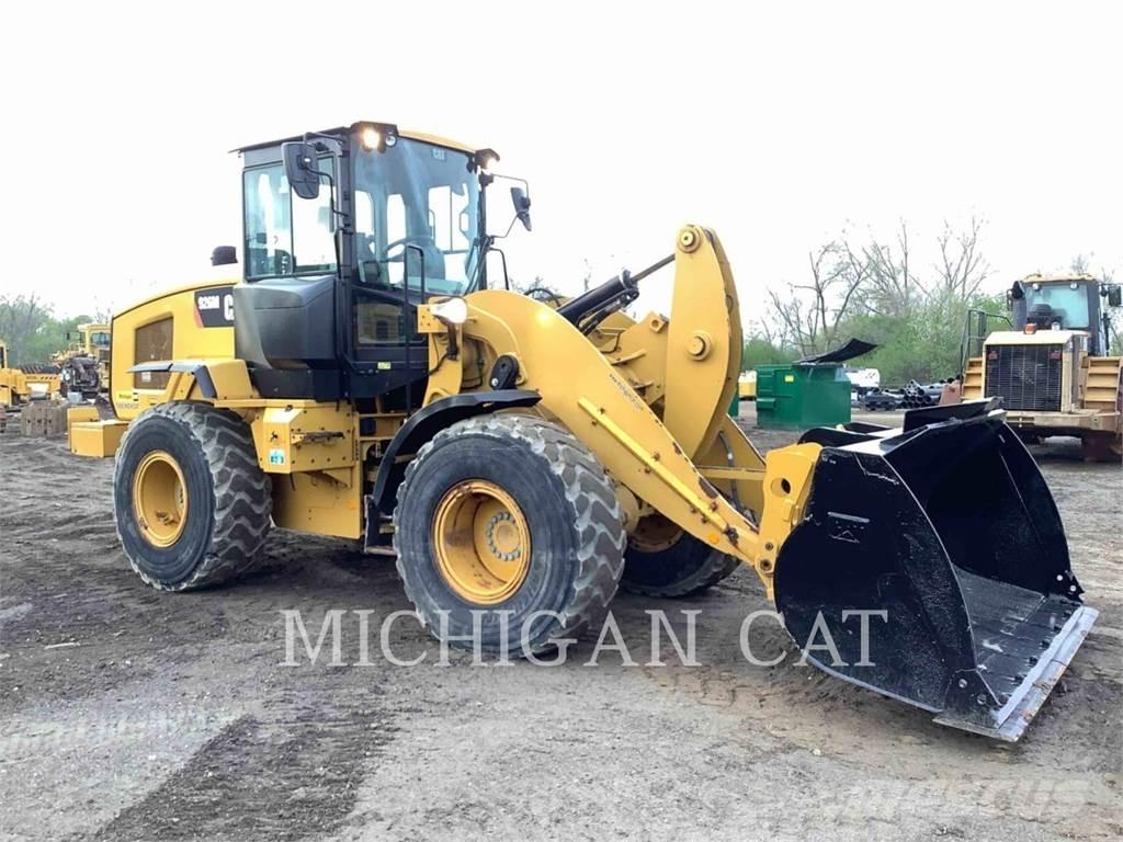 CAT 926M Q Pale gommate