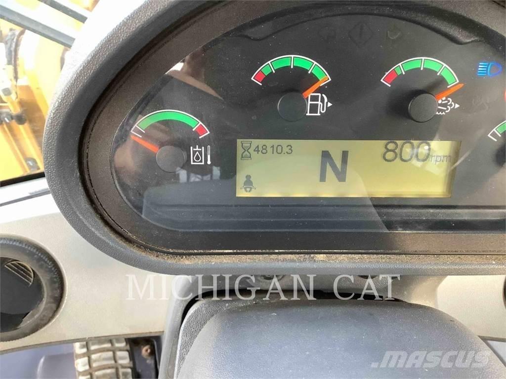 CAT 926M Q Pale gommate
