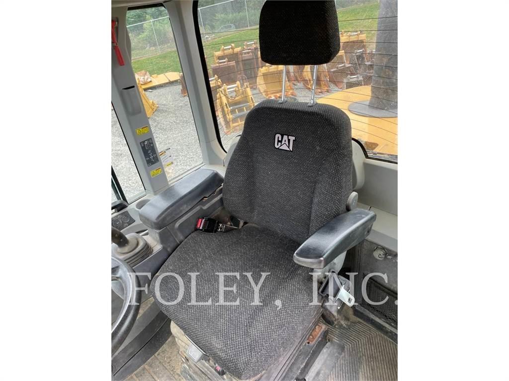 CAT 930K Pale gommate