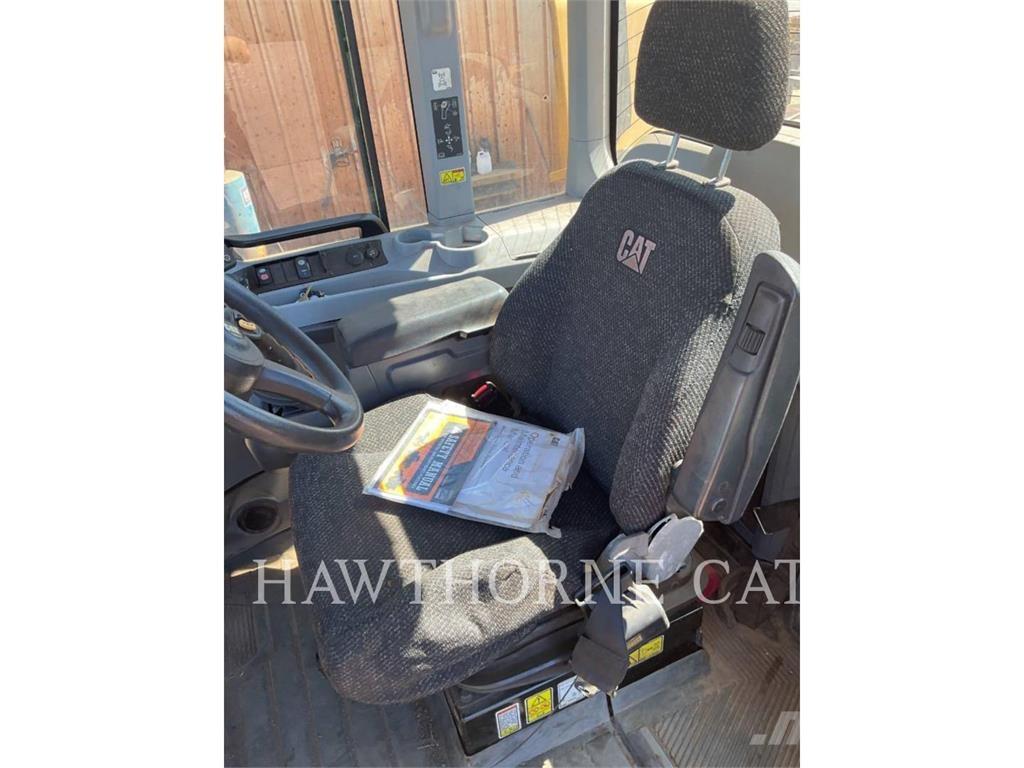 CAT 930K Pale gommate