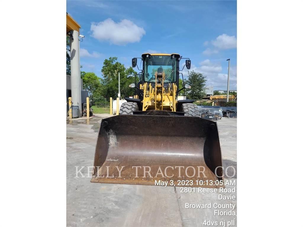 CAT 930M Pale gommate