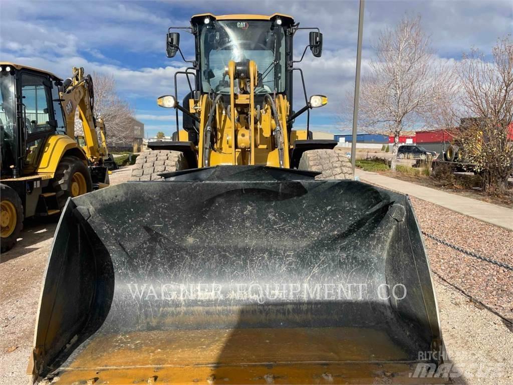 CAT 930M Pale gommate