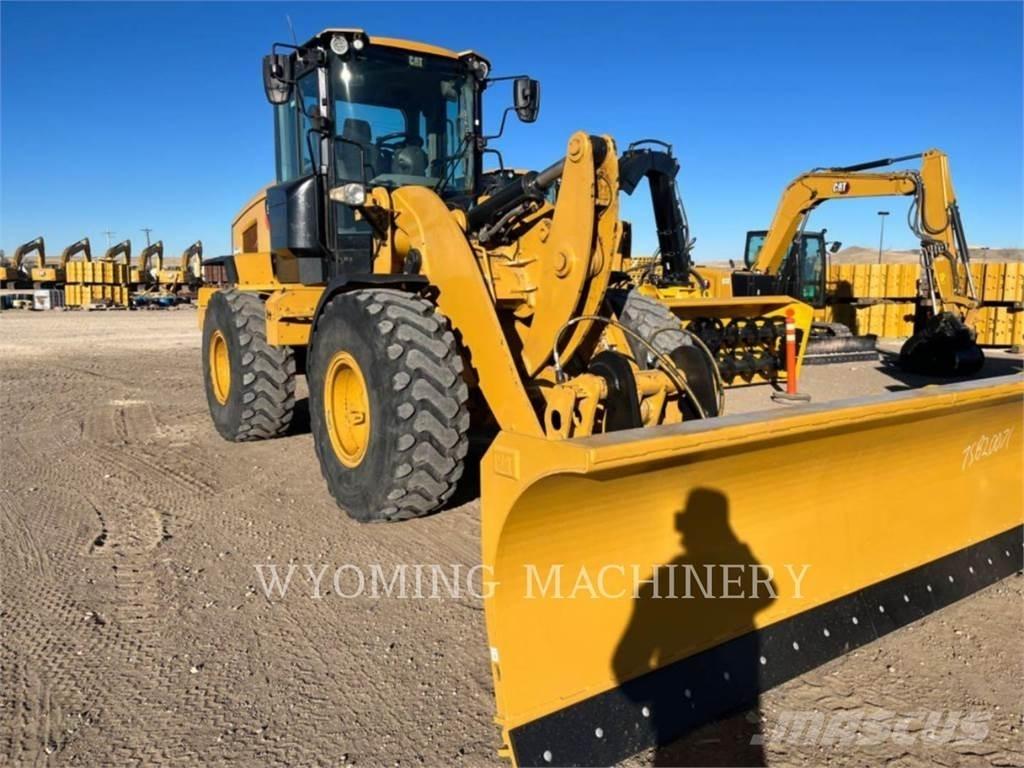 CAT 930M Pale gommate