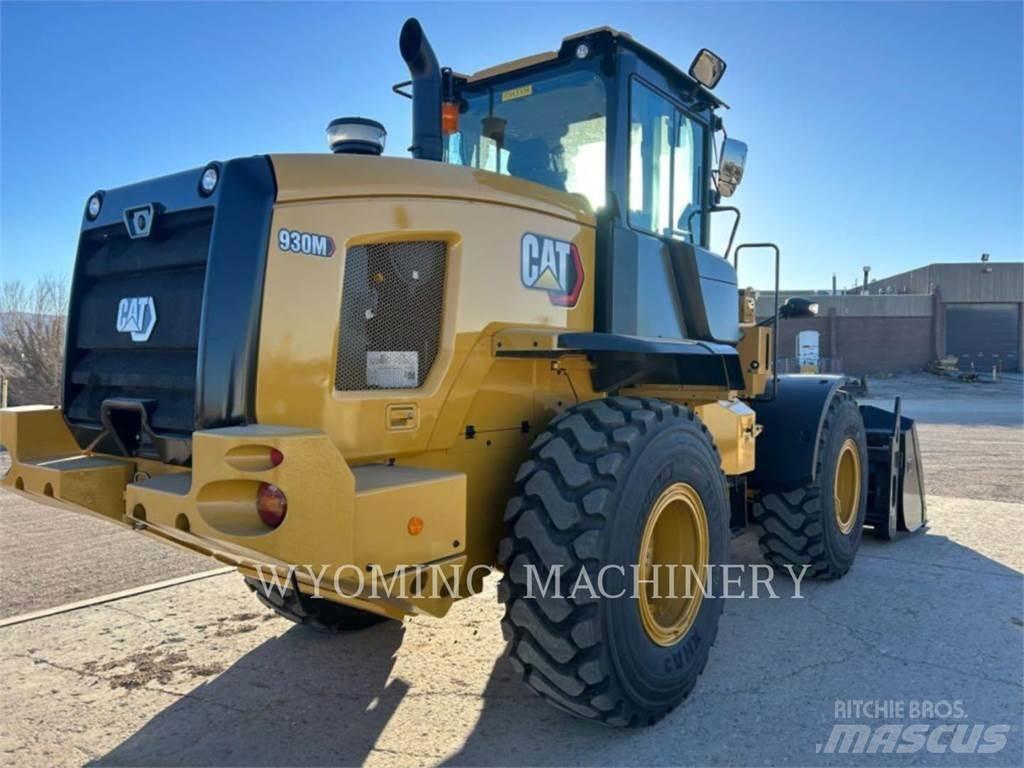 CAT 930M Pale gommate