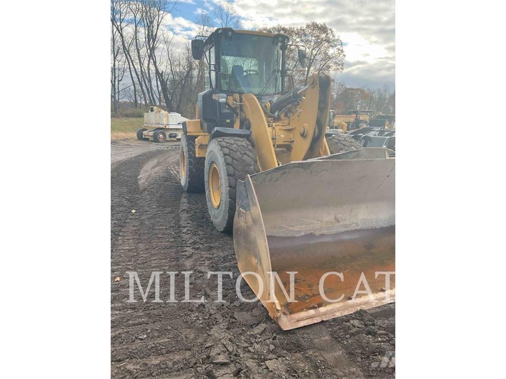 CAT 930M Pale gommate