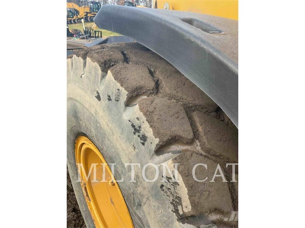 CAT 930M Pale gommate