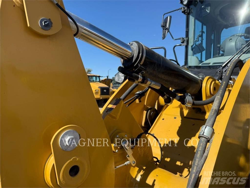CAT 930M Pale gommate