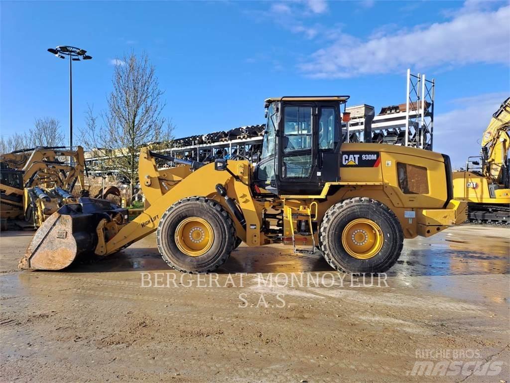 CAT 930M Pale gommate