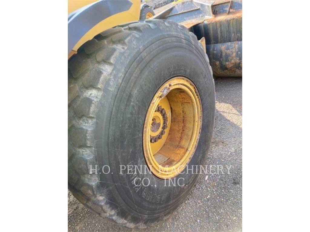 CAT 930M Pale gommate