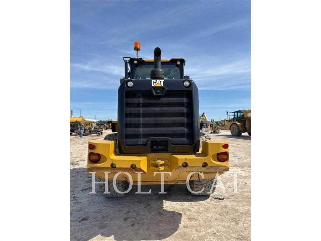 CAT 930M Pale gommate