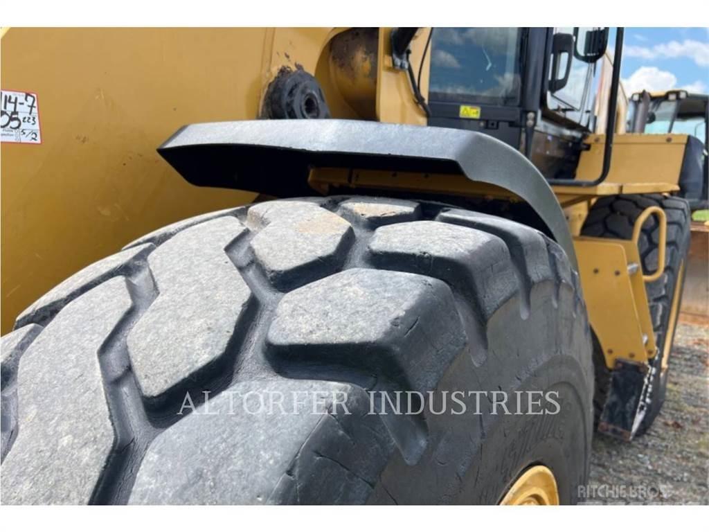 CAT 930M Pale gommate
