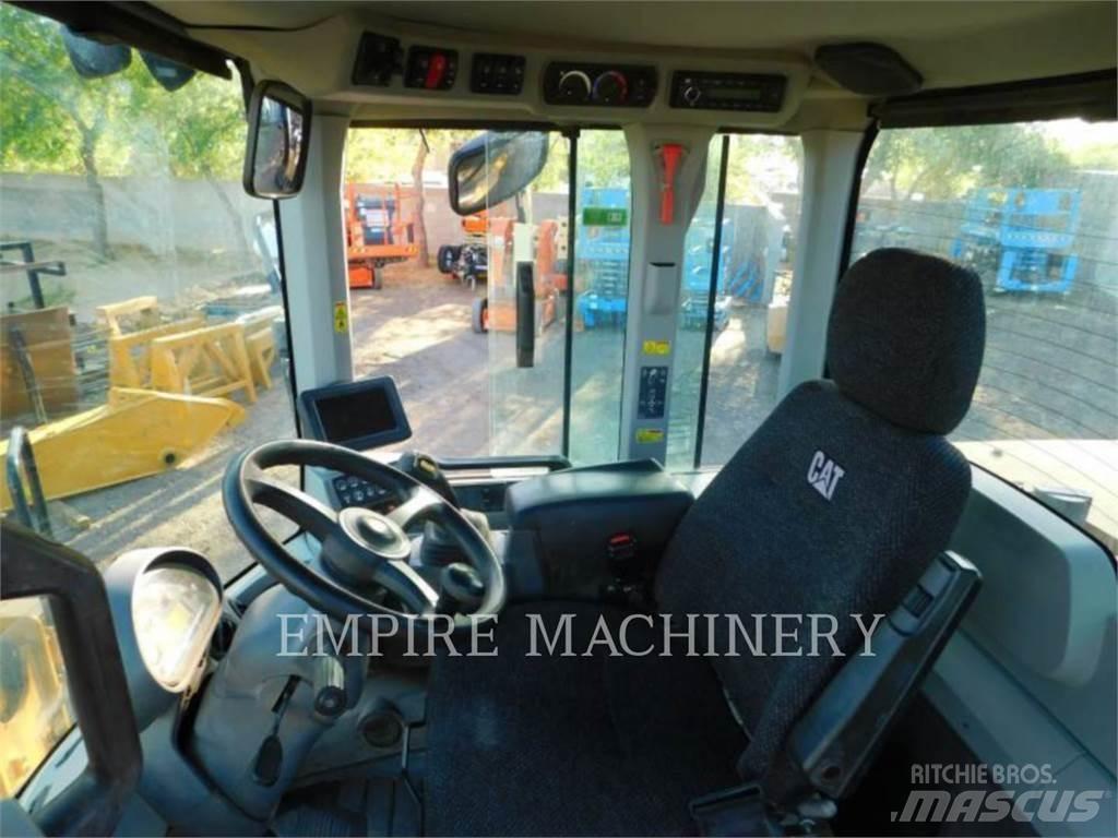 CAT 930M Pale gommate