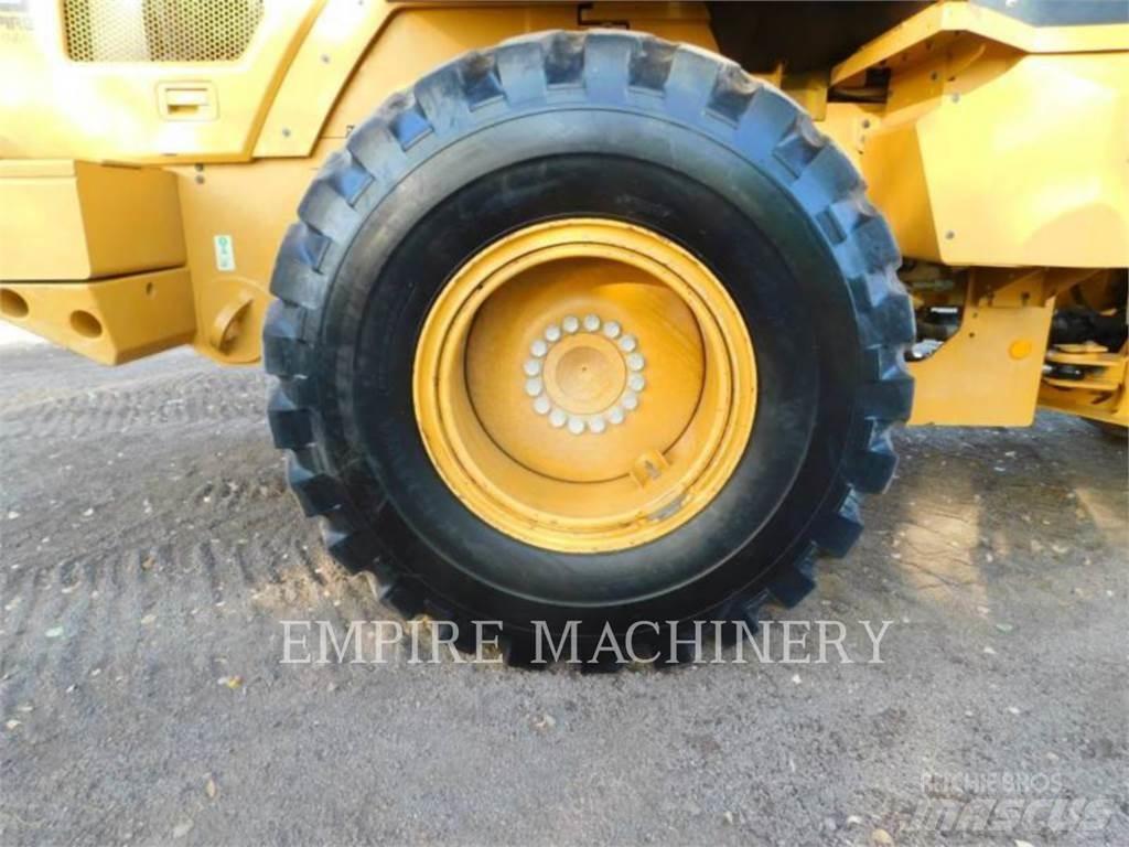 CAT 930M Pale gommate