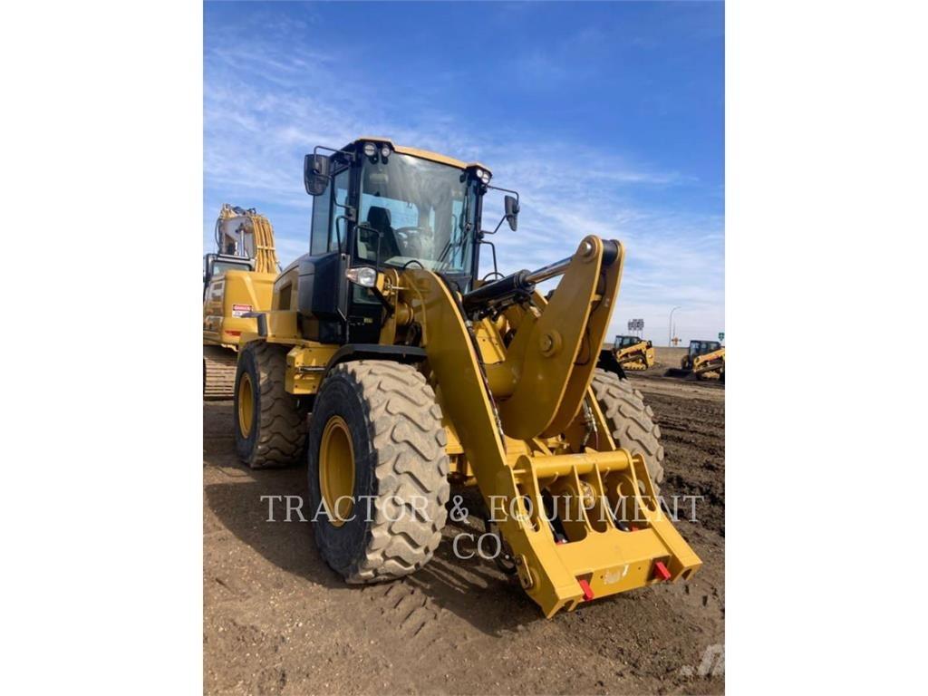 CAT 930M Pale gommate