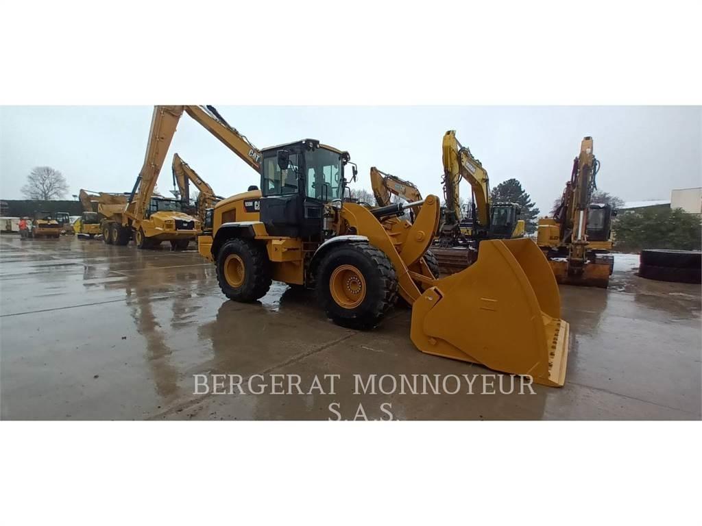 CAT 930M Pale gommate