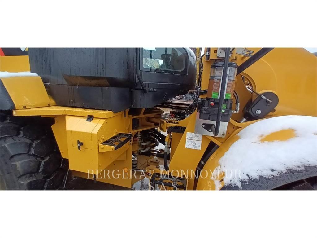 CAT 930M Pale gommate