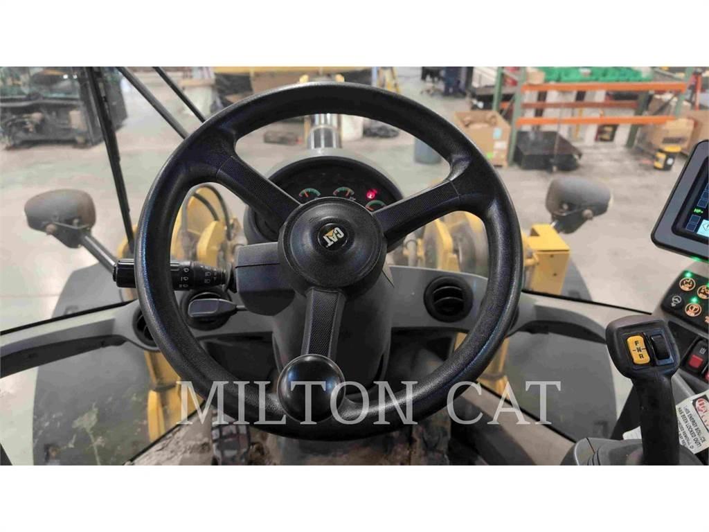 CAT 930M Pale gommate