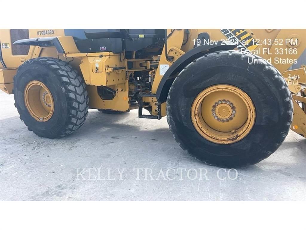 CAT 930M Pale gommate