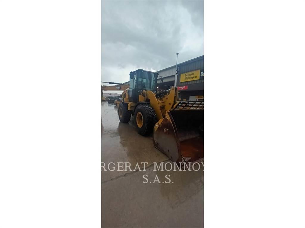 CAT 930M Pale gommate