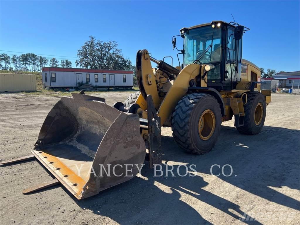 CAT 930M Pale gommate