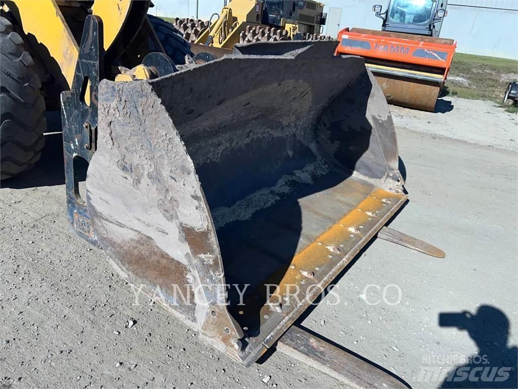 CAT 930M Pale gommate