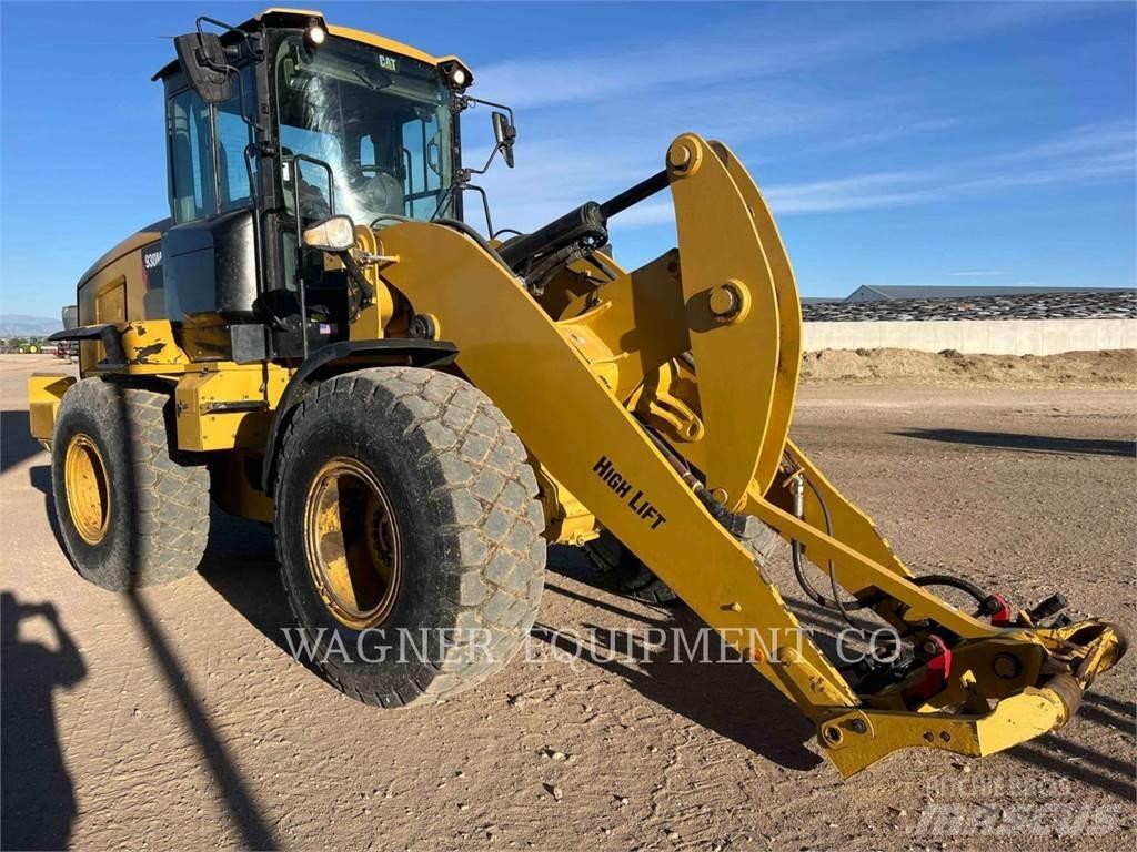 CAT 930M Pale gommate