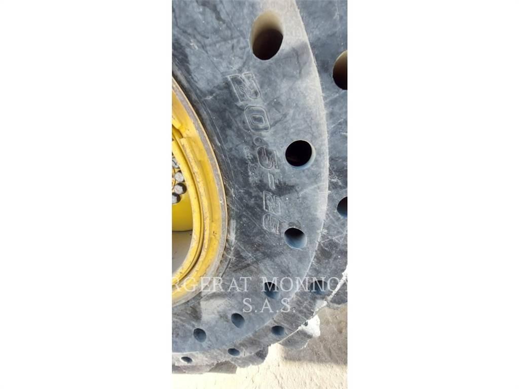CAT 930M Pale gommate