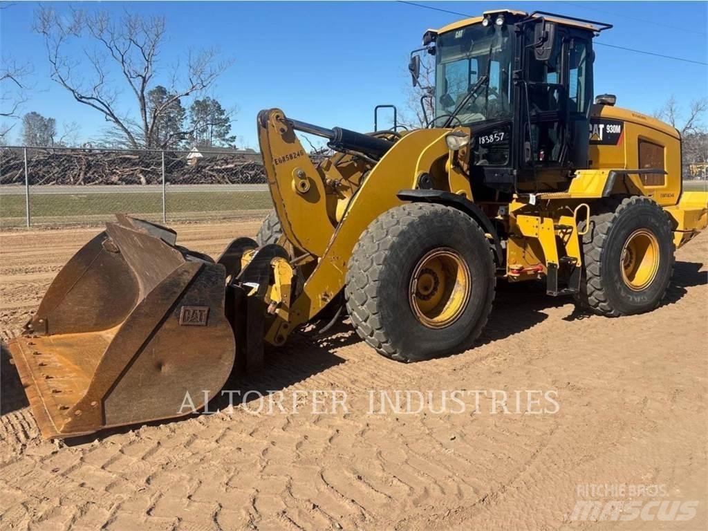CAT 930M Pale gommate