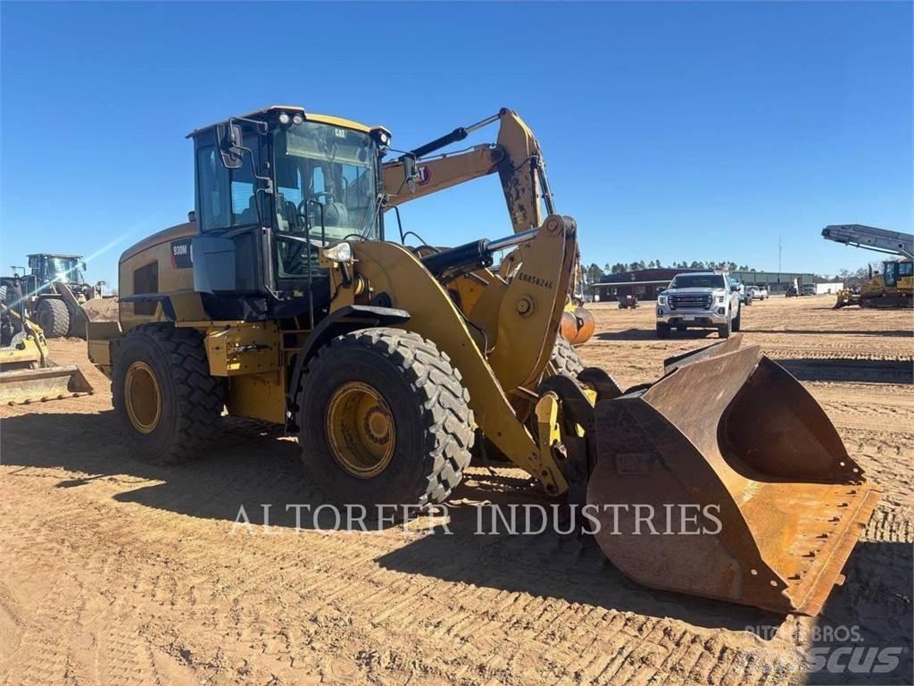 CAT 930M Pale gommate