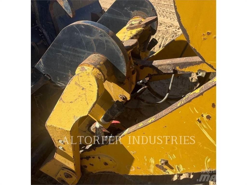 CAT 930M Pale gommate