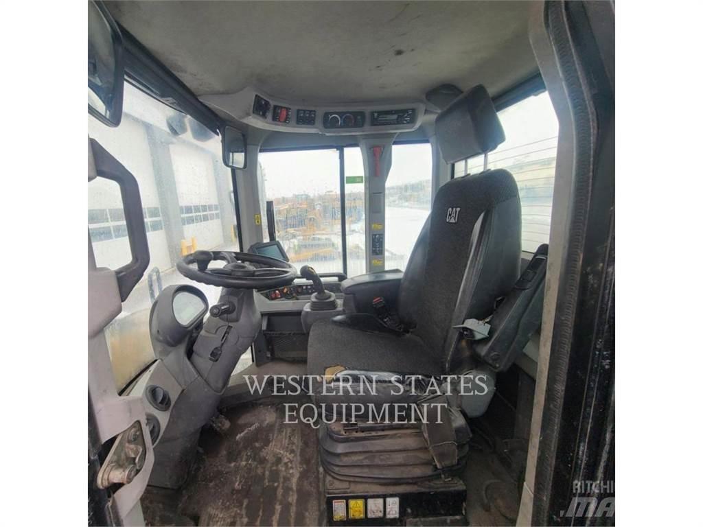 CAT 930M Pale gommate